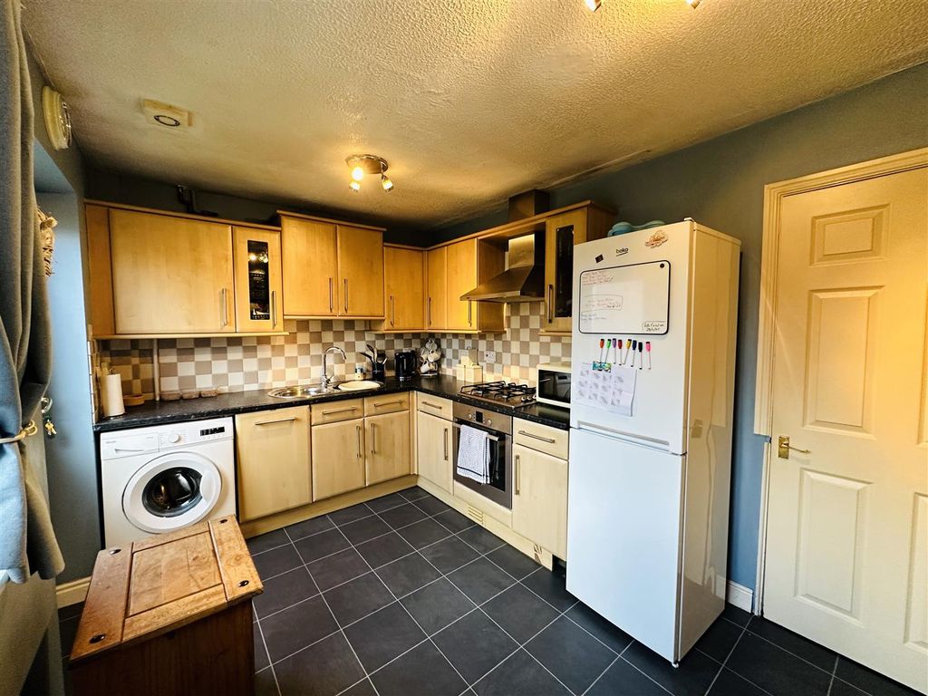 Property photo 3 of 9 Kitchen