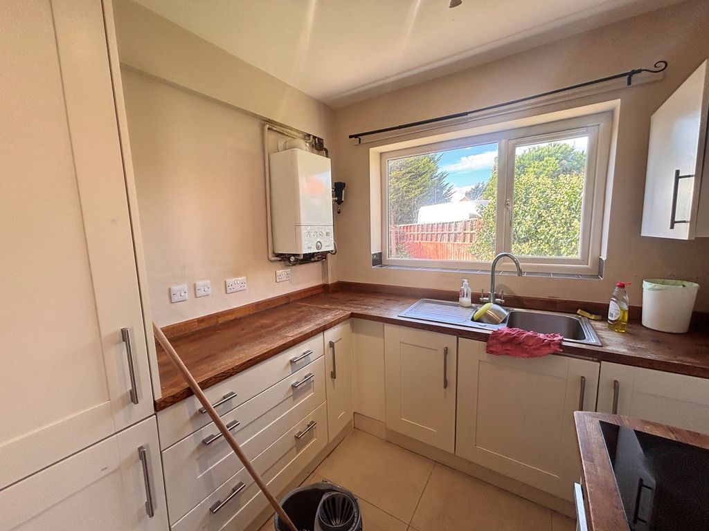Property photo 3 of 6 Kitchen