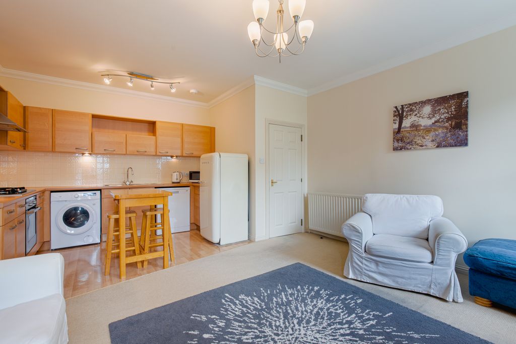 Property photo 3 of 10 Living2