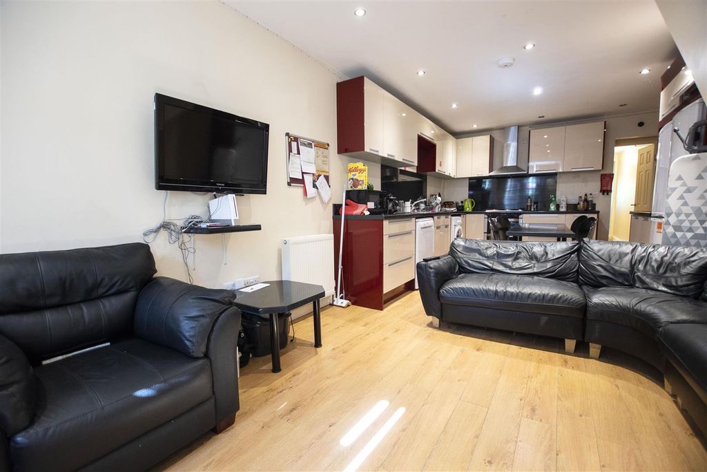 Property photo 1 of 11 Approach