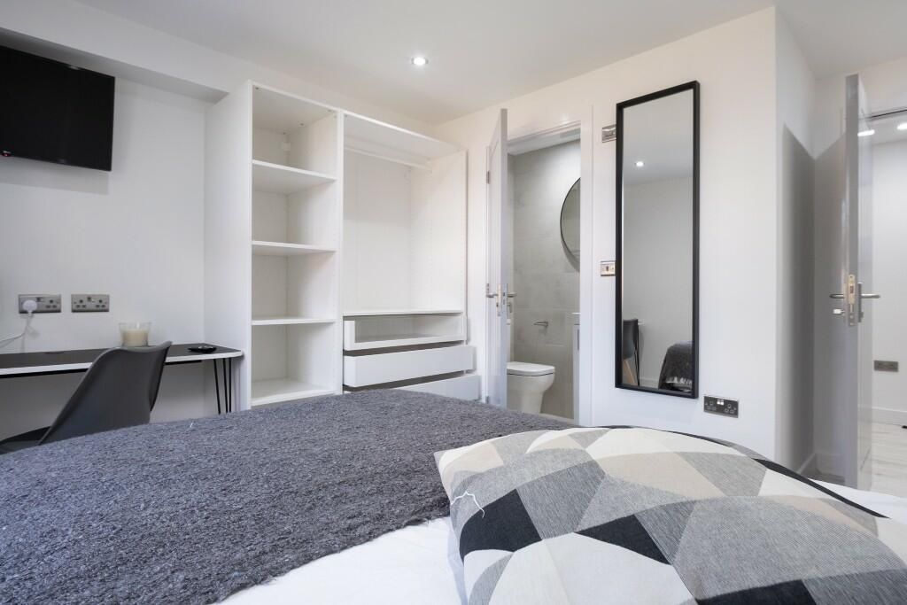 Property photo 2 of 15 A Spacious And Modern Master Bedroom Featuring A c...