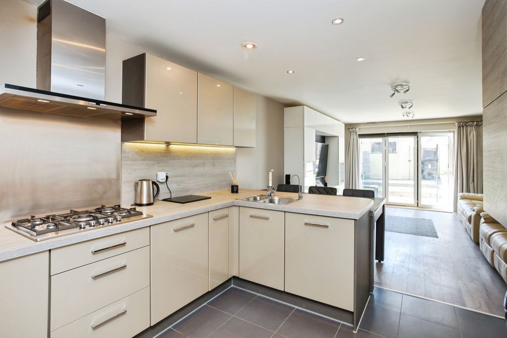 Property photo 2 of 21 Pbox-Img.Jpg