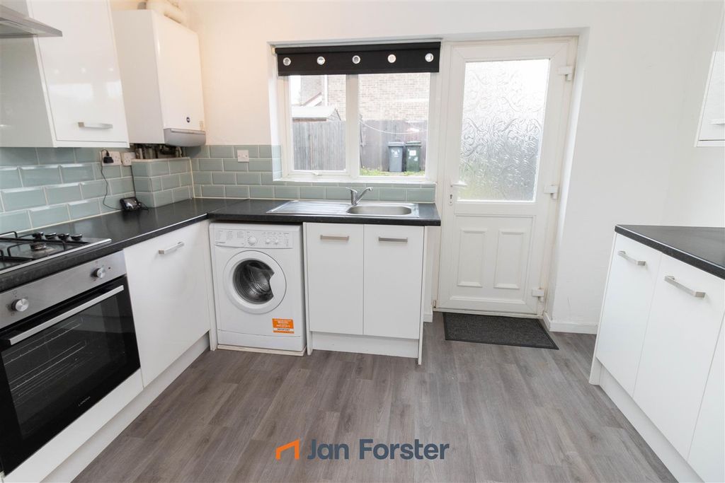 Property photo 3 of 8 Kitchen