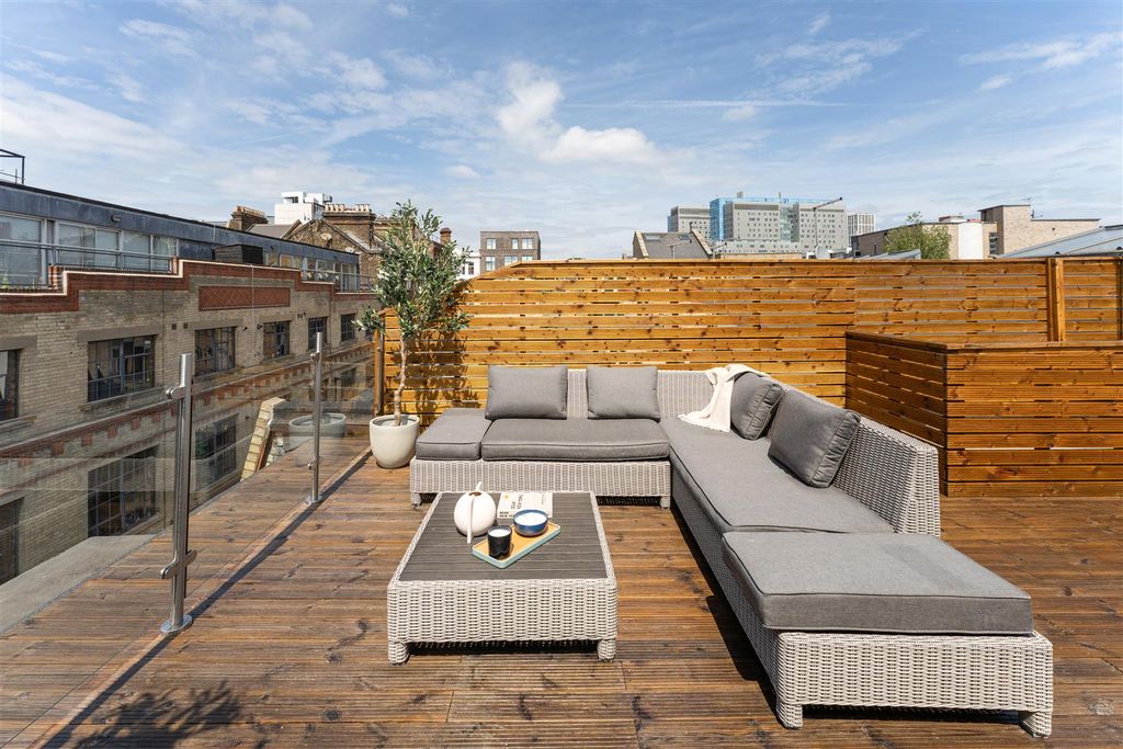 Property photo 2 of 47 Rampart Street, E1