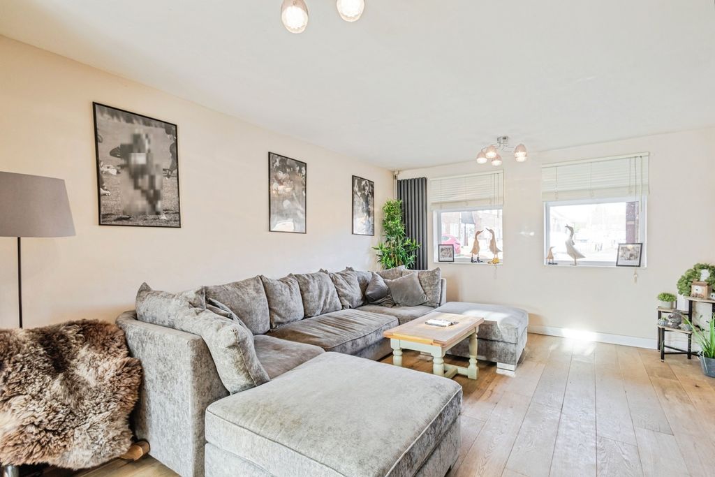 Property photo 3 of 24 Pbox-Img.Jpg