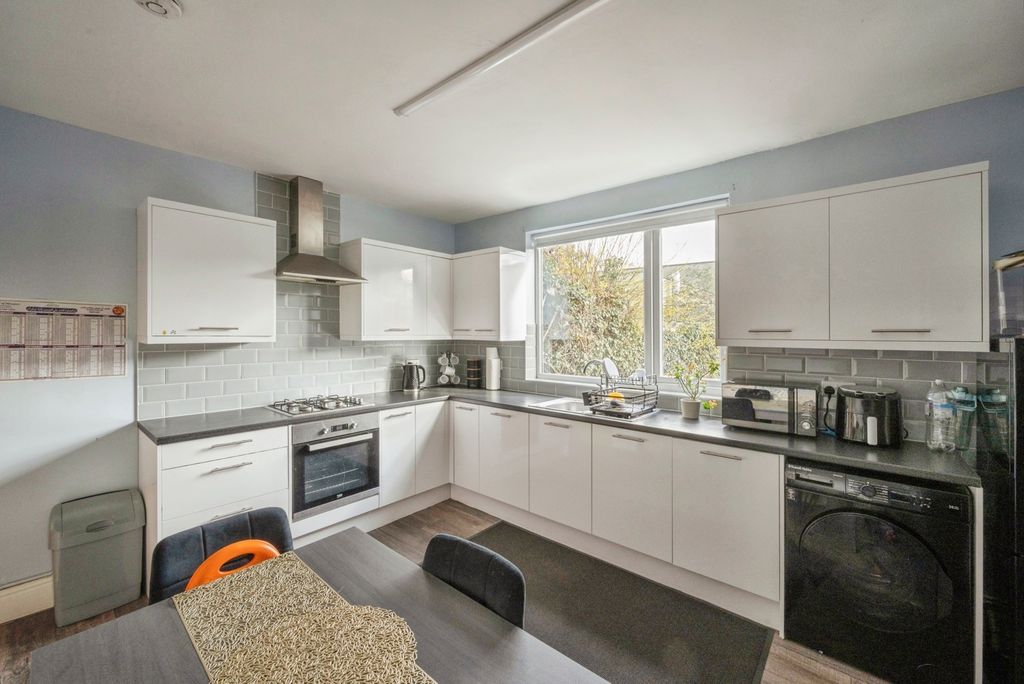 Property photo 3 of 10 Kitchen