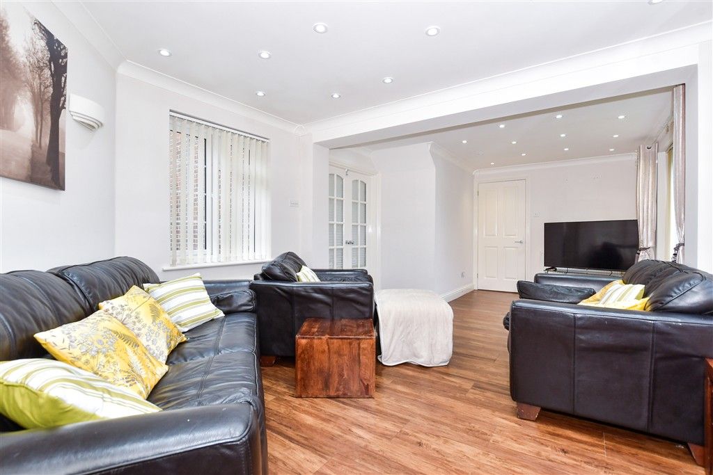 Property photo 3 of 18 Lounge