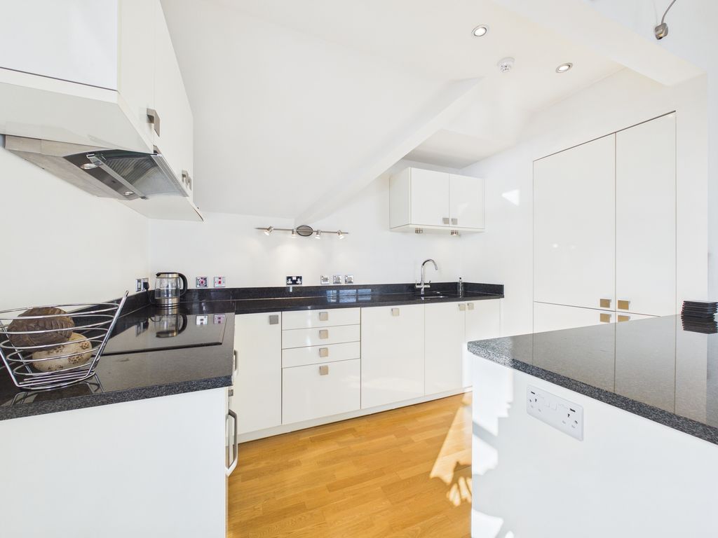 Property photo 3 of 18 Kitchen