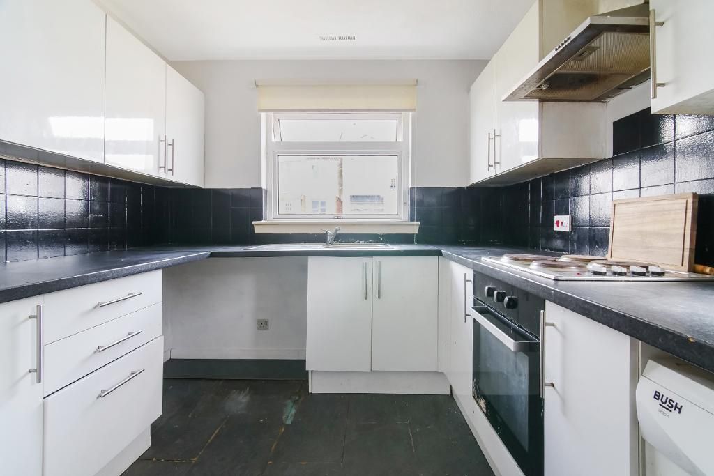 Property photo 3 of 19 Kitchen