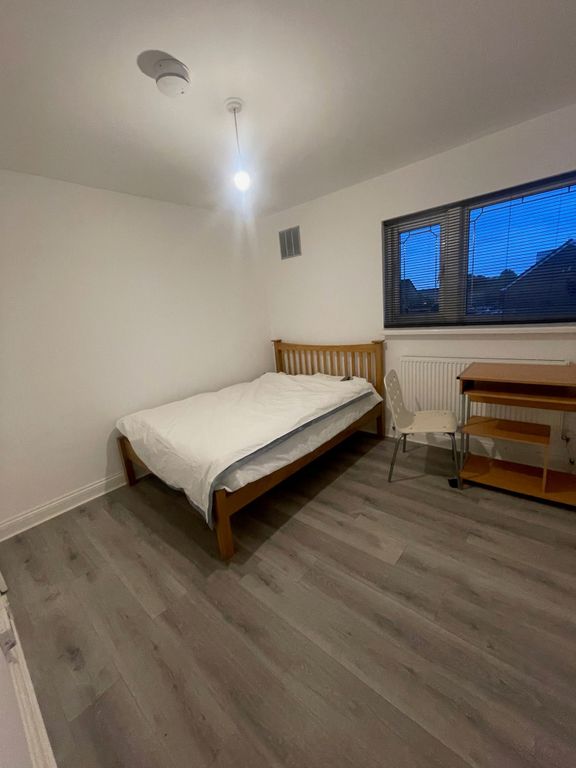 Property photo 2 of 14 A Clean And Simple Student Bedroom Featuring A Sin...