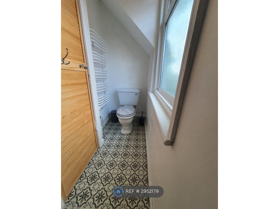Property photo 2 of 12 Bathroom
