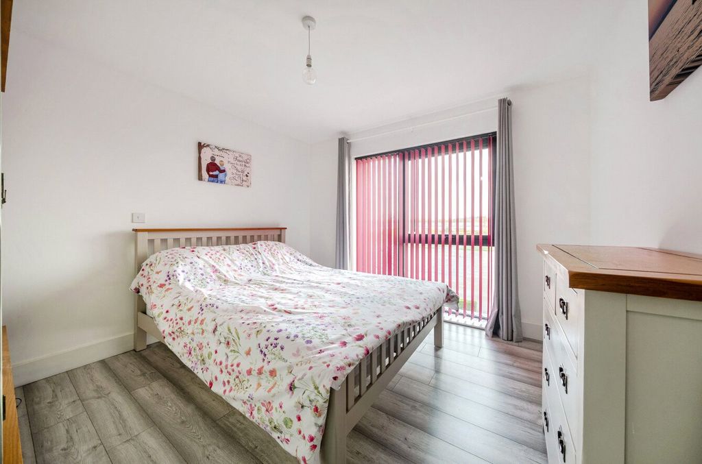 Property photo 2 of 11 1374672-4-690dc4E...