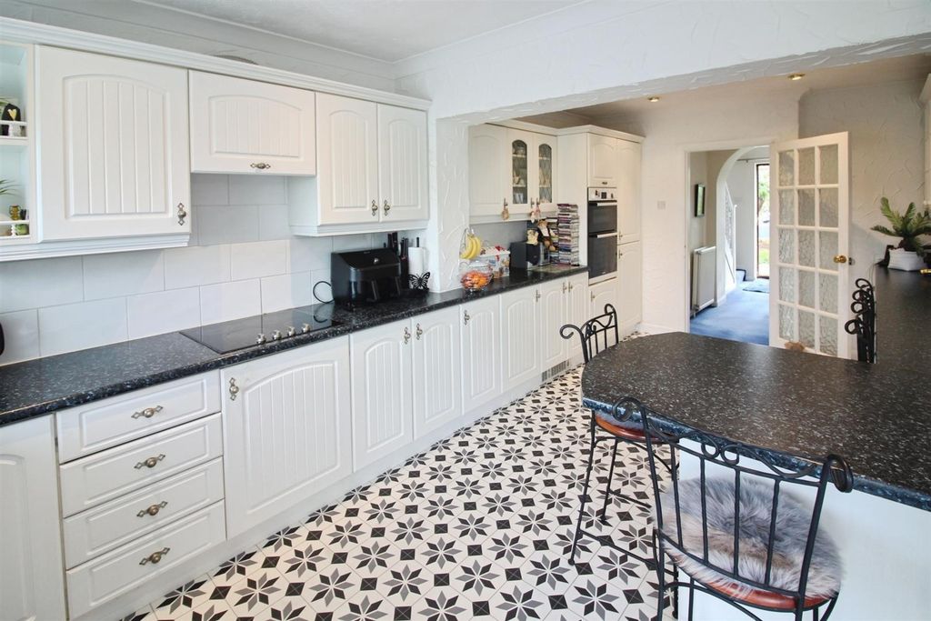 Property photo 3 of 18 Kitchen