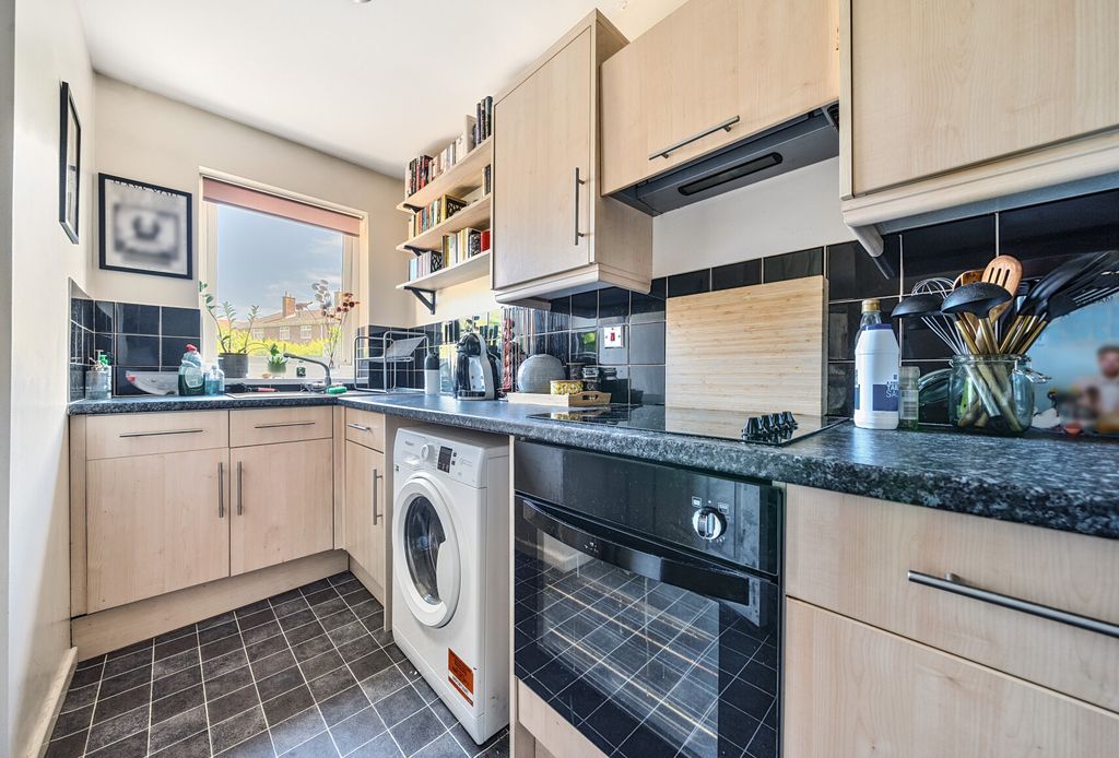 Property photo 3 of 9 1318640-18-686567...