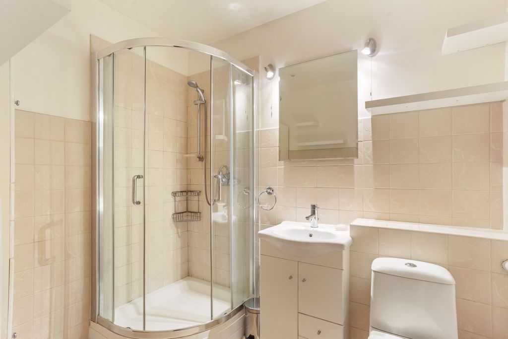 Property photo 2 of 8 Bathroom