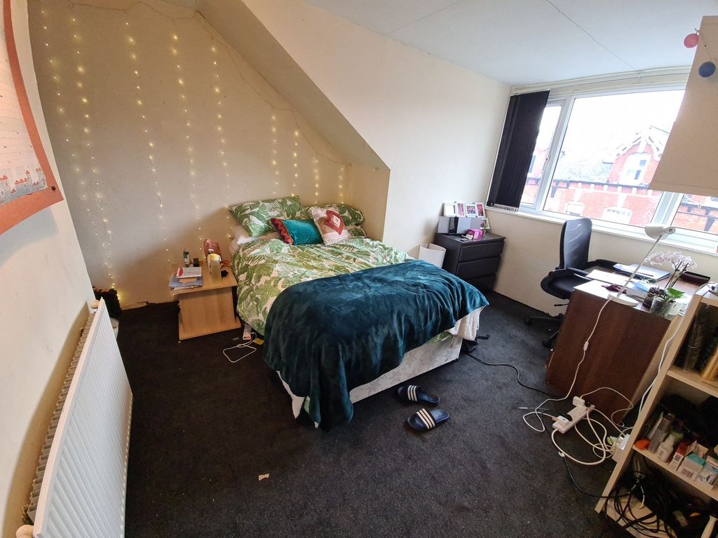 Property photo 1 of 7 A Cozy Double Bedroom Featuring A Comfortable Doub...