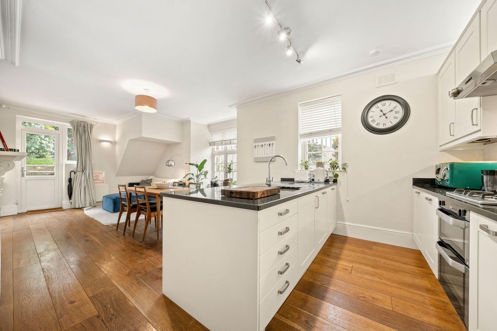 Property photo 2 of 7 Kitchen