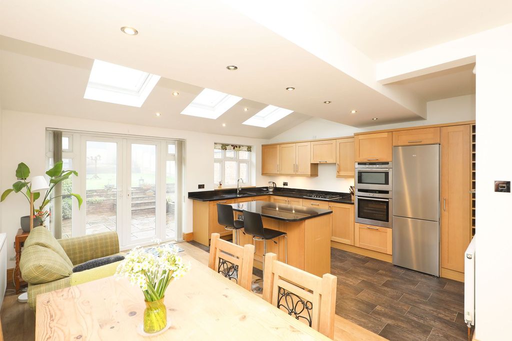 Property photo 2 of 23