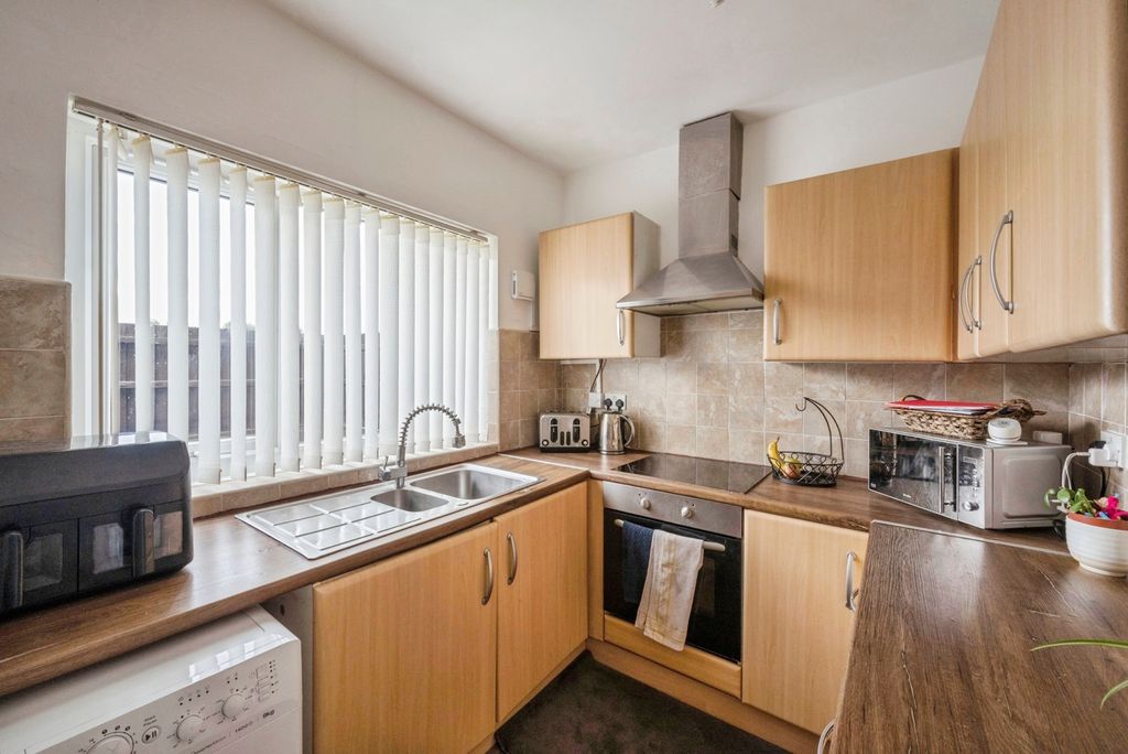 Property photo 3 of 17 Kitchen