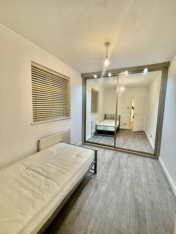 Property photo 1 of 4 Spacious Single Room With Garden Access