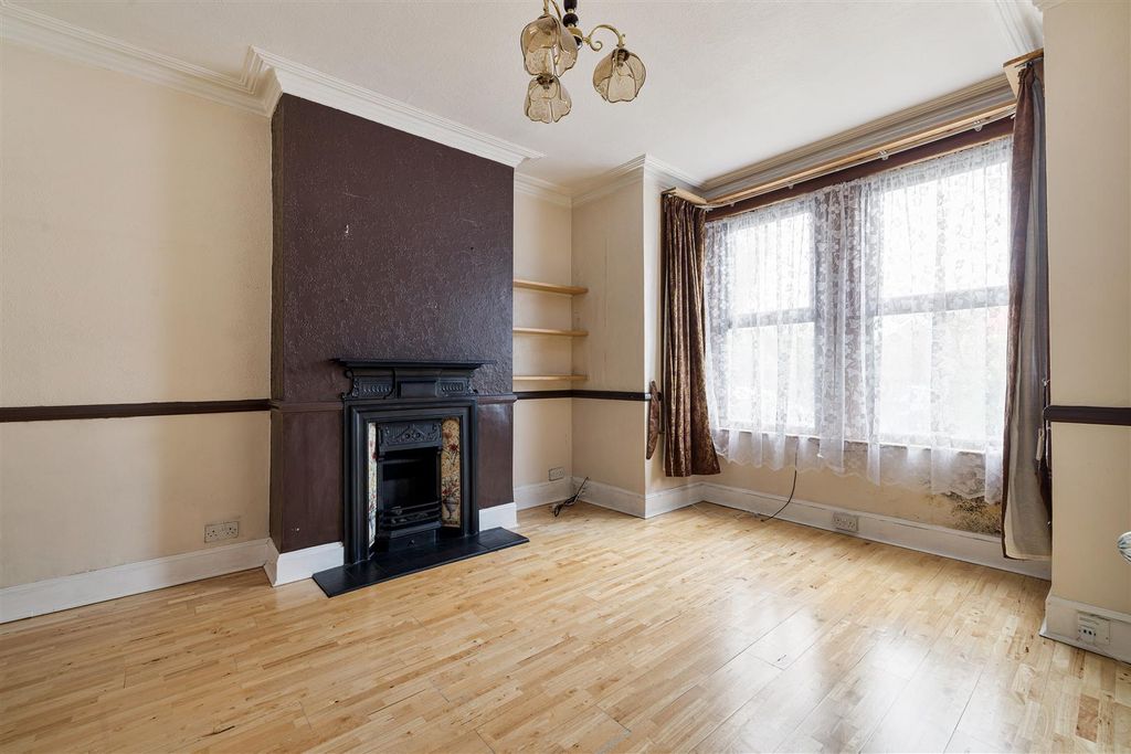 Property photo 2 of 20 Selwyn Avenue, E4