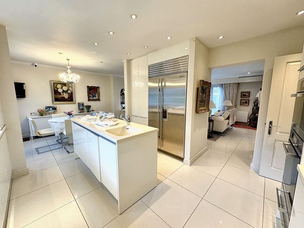 Property photo 3 of 31