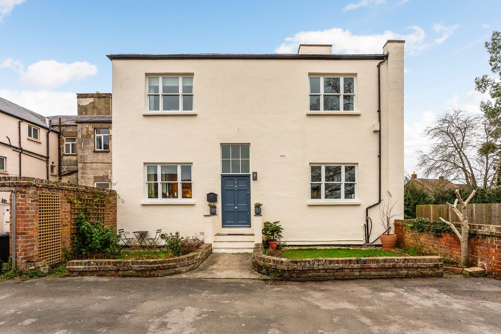 Property photo 2 of 28