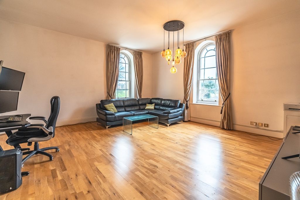 Property photo 3 of 31