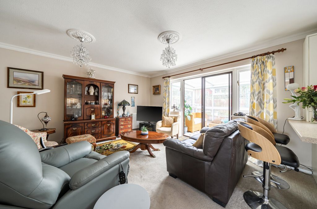 Property photo 2 of 9 1415854-18-699323...