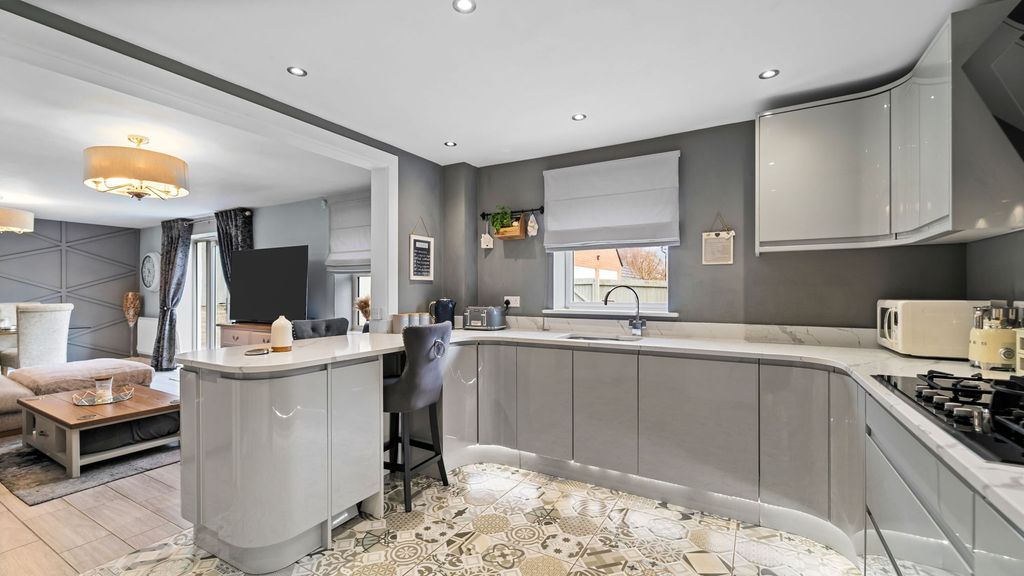 Property photo 3 of 24