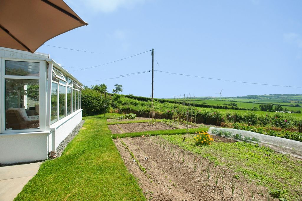 Property photo 3 of 20 Side Garden