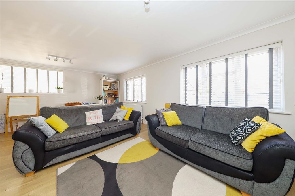 Property photo 3 of 20 Living Room