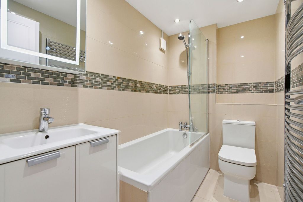 1 bed flat for saleMountbatten Square, Windsor SL4 photo 4