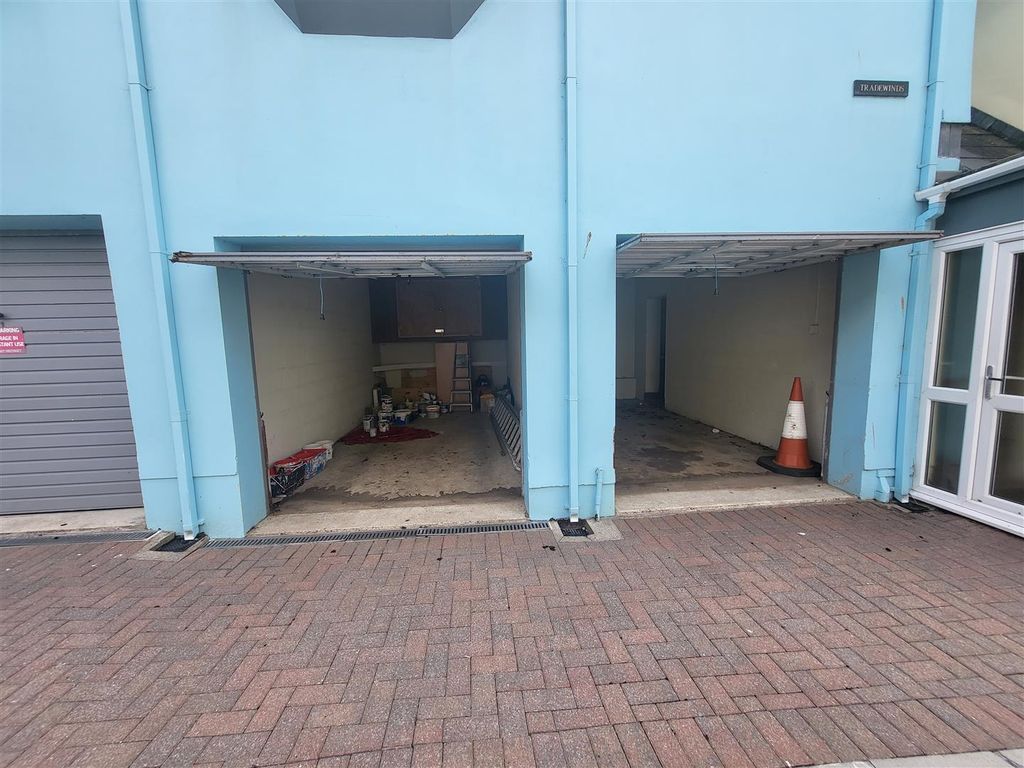 Property photo 2 of 16 Garages