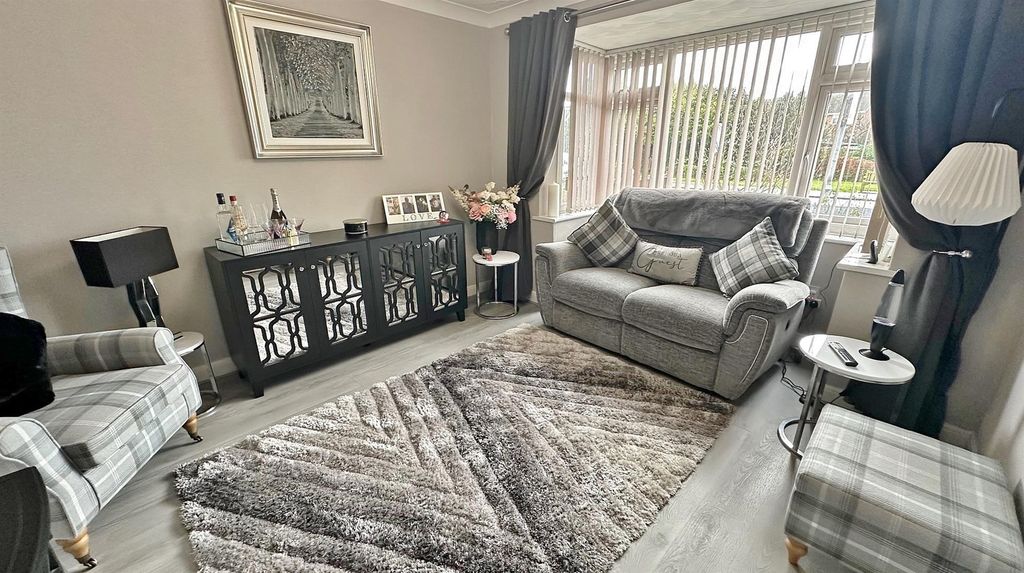 Property photo 2 of 12 Lounge