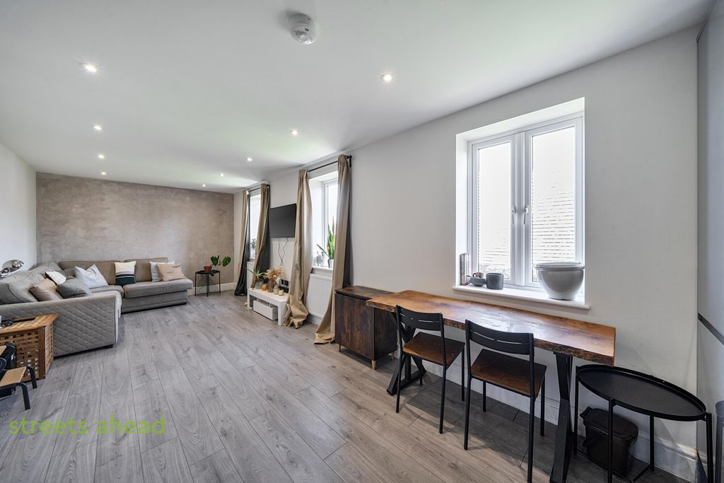 Property photo 2 of 16 Dd872328-05c3-49F...