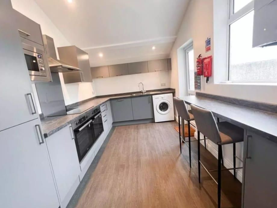 Property photo 3 of 17 Kitchen