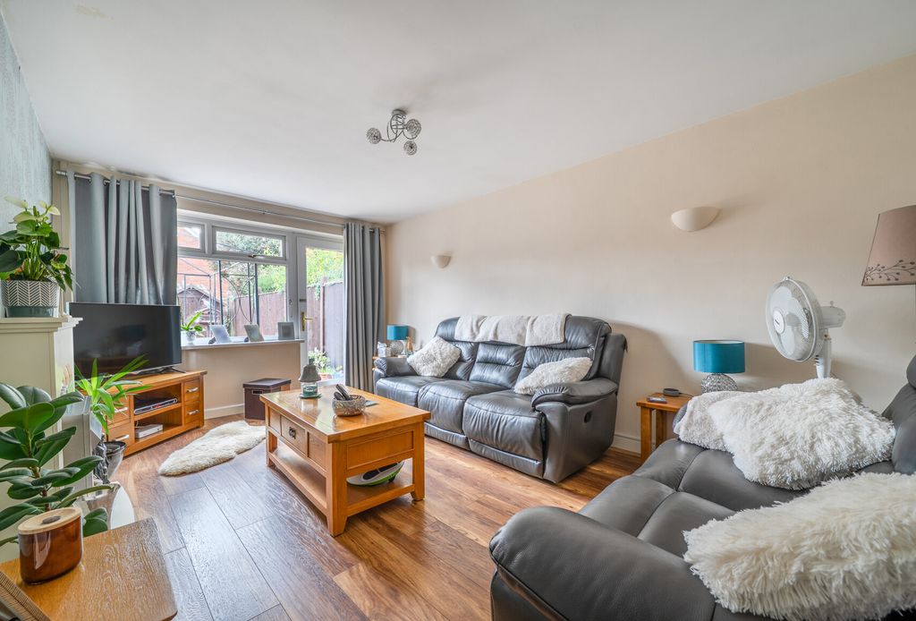 Property photo 1 of 11 1375967-5-690E1Ff...