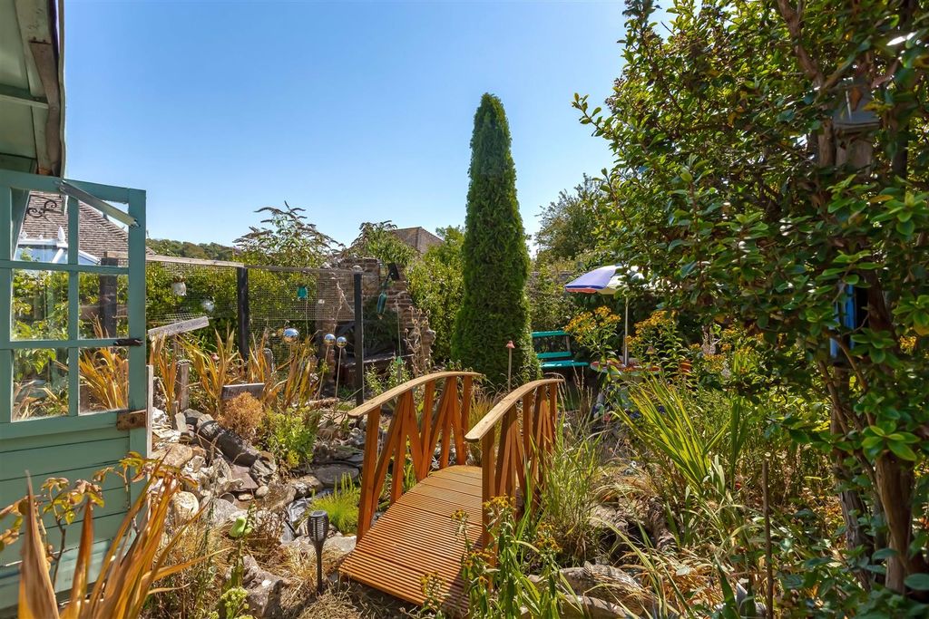 Property photo 3 of 21 Parham Rd_22.Jpg
