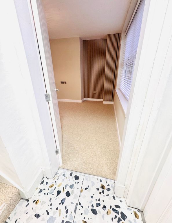 Property photo 2 of 10 Hallway