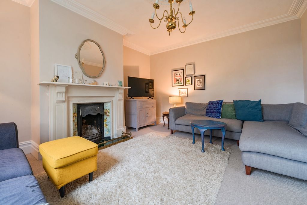 Property photo 2 of 18 Sitting Room