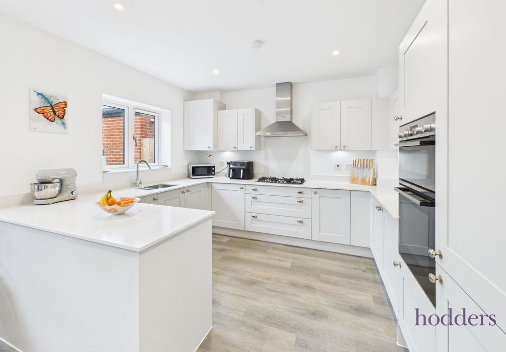 Property photo 2 of 23 Picture No. 28