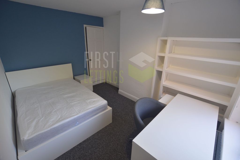 Property photo 2 of 10 Bedroom