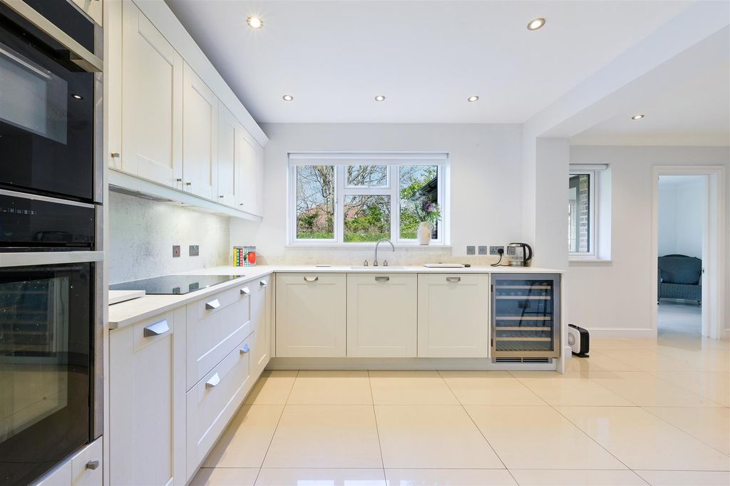 Property photo 2 of 41 Willowbank Gardens, 6- (21).Jpg