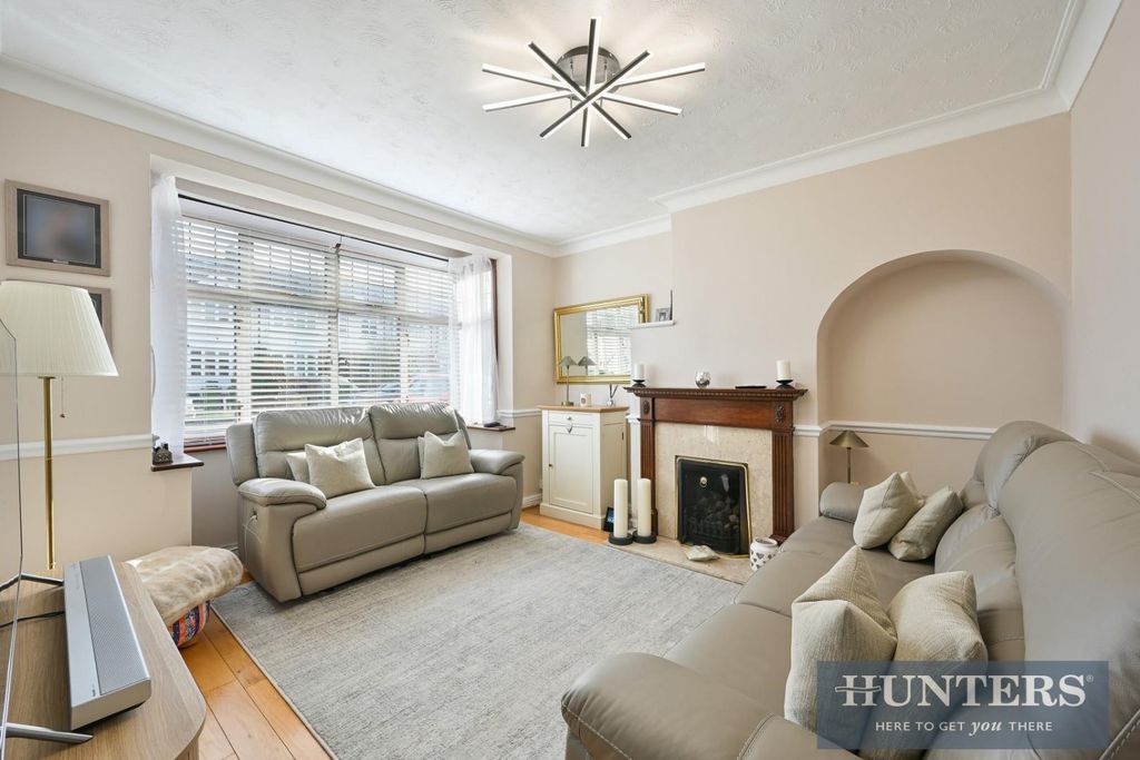 Property photo 2 of 15 Elmstead Gardens,  (5).Jpg