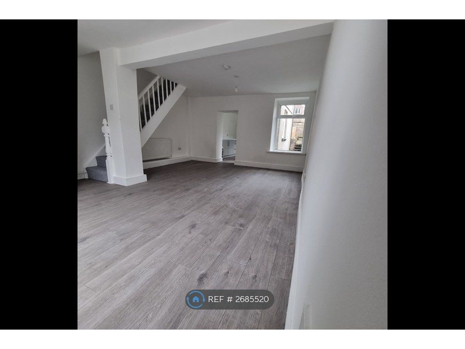 Property photo 3 of 12 Livingroom