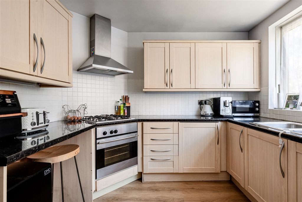 Property photo 2 of 8 Windrush Close-11.Jpg