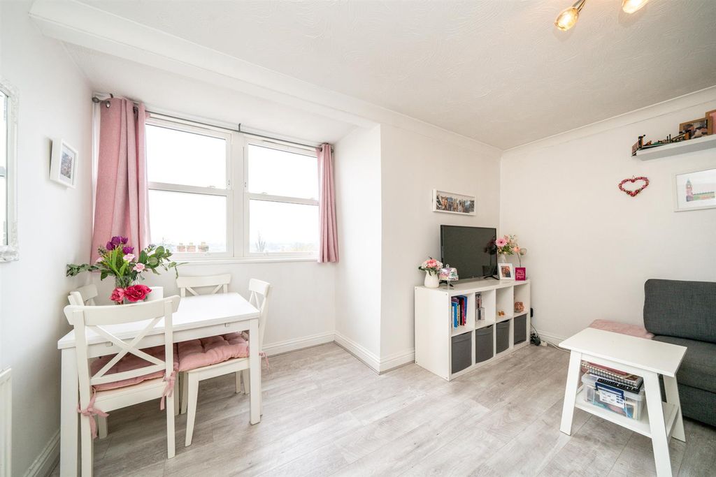 Property photo 1 of 16 Flat-5,-106-London-Road-1007.Jpg