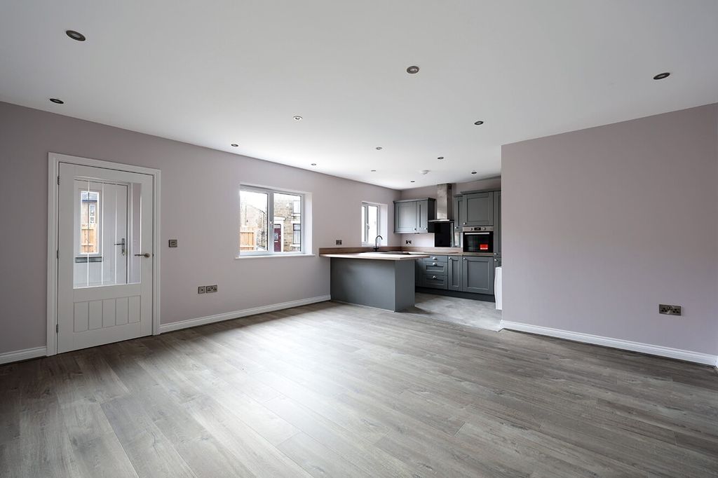 Property photo 2 of 10 4286053