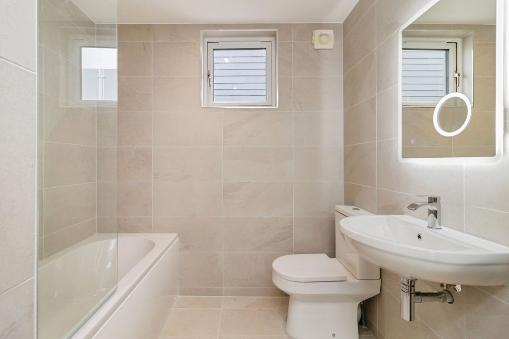 2 bed flat for saleParkers Close, Totnes, Devon TQ9 photo 4